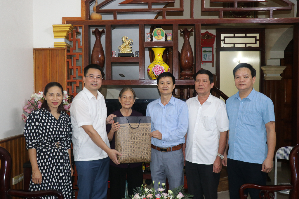 Bí thư Huyện ủy Ngụy Văn Tuyên thăm, tặng quà người cao tuổi thị trấn An Châu