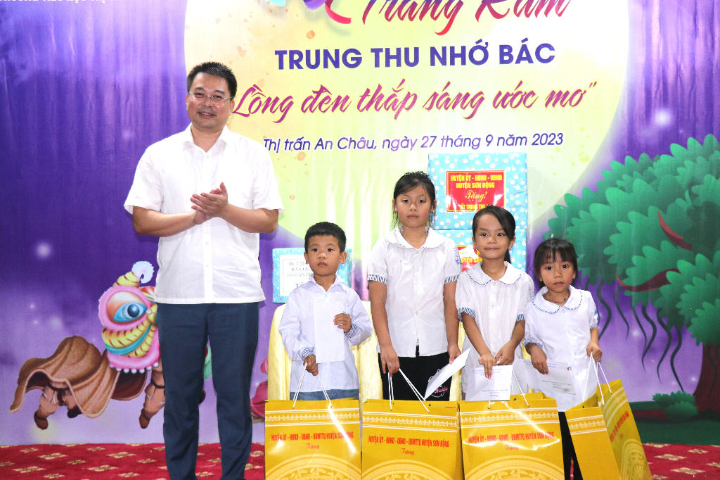 Bí thư Huyện uỷ Ngụy Văn Tuyên tặng quà Tết Trung thu tại Trường Tiểu học thị trấn An Châu