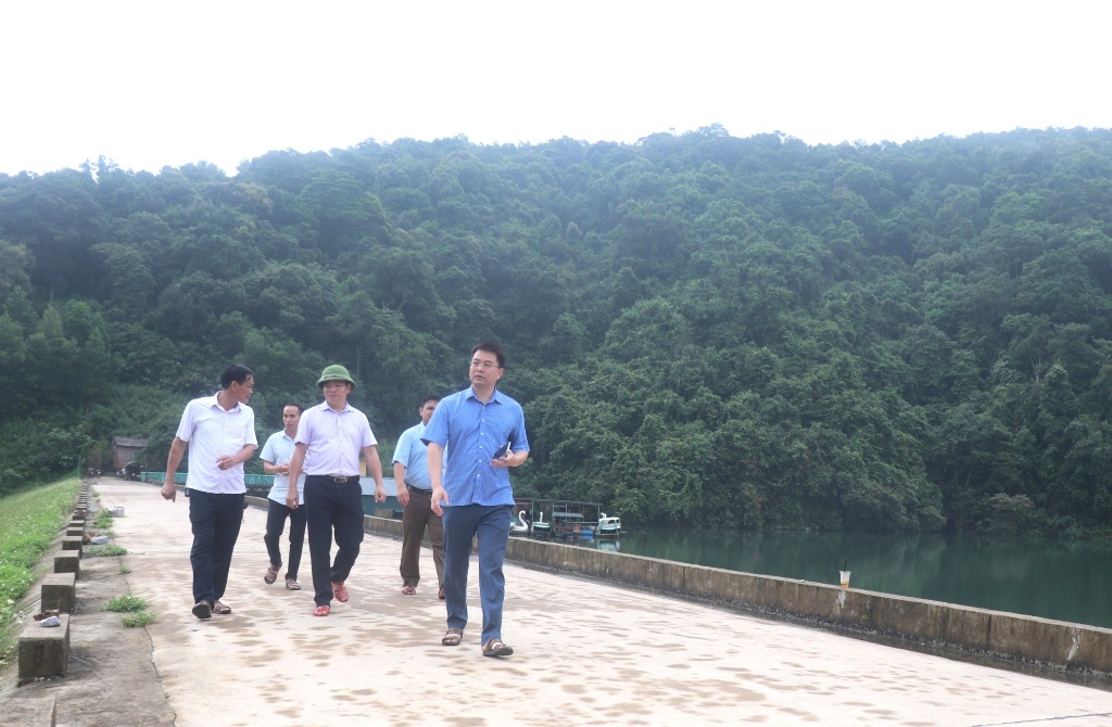 Bí thư Huyện uỷ Ngụy Văn Tuyên kiểm tra công tác phòng chống mưa lũ