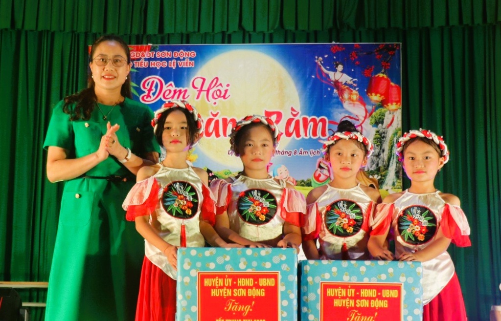 Phó Chủ tịch HĐND huyện Chu Thị Toan tặng quà Tết Trung thu Trường Tiểu học Lệ Viễn