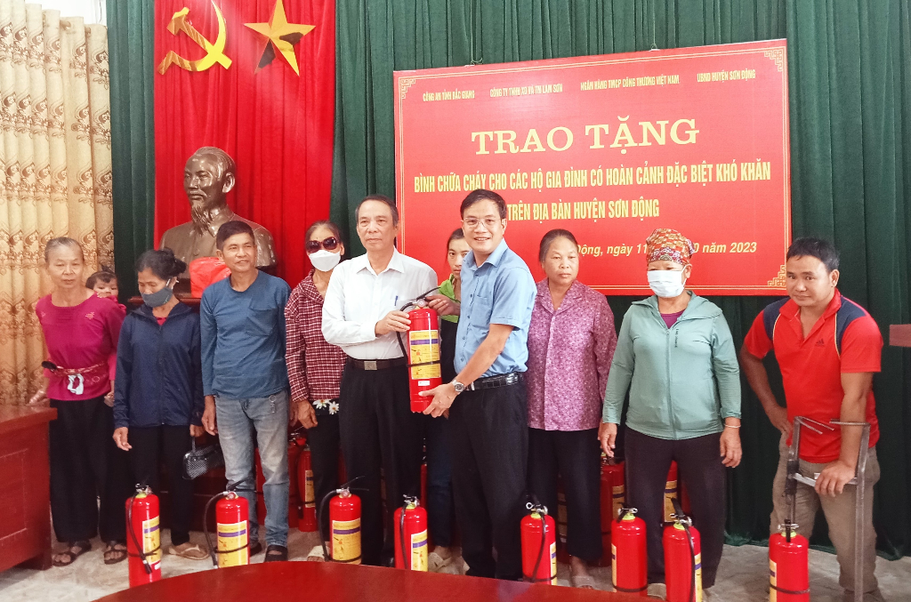 Trao tặng 550 bình chữa cháy cho hộ dân có hoàn cảnh khó khăn huyện Sơn Động