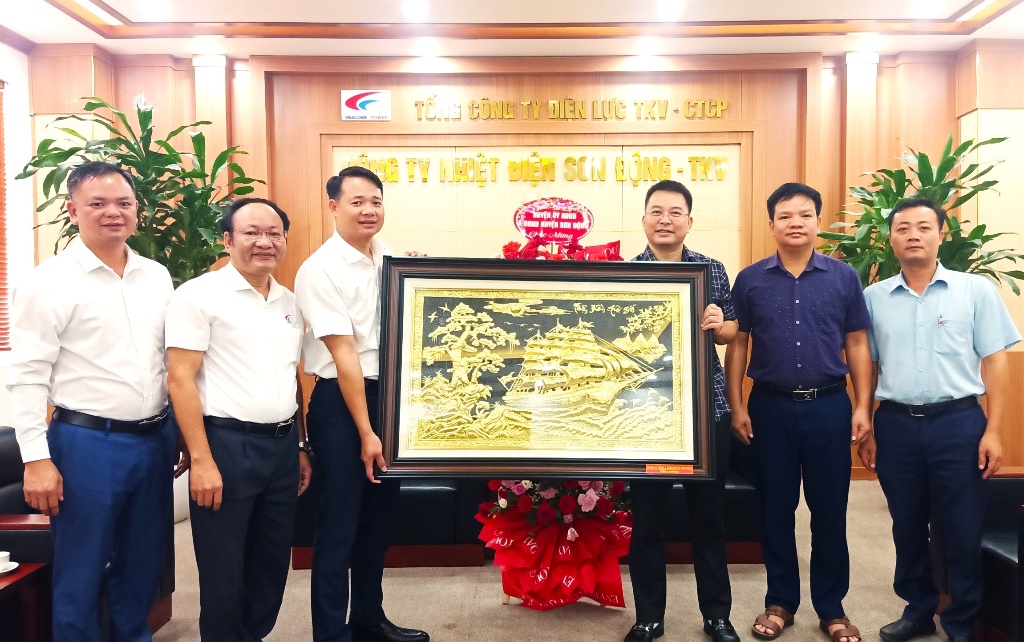 Bí thư Huyện uỷ Ngụy Văn Tuyên thăm, tặng hoa doanh nghiệp nhân ngày Doanh nhân Việt Nam