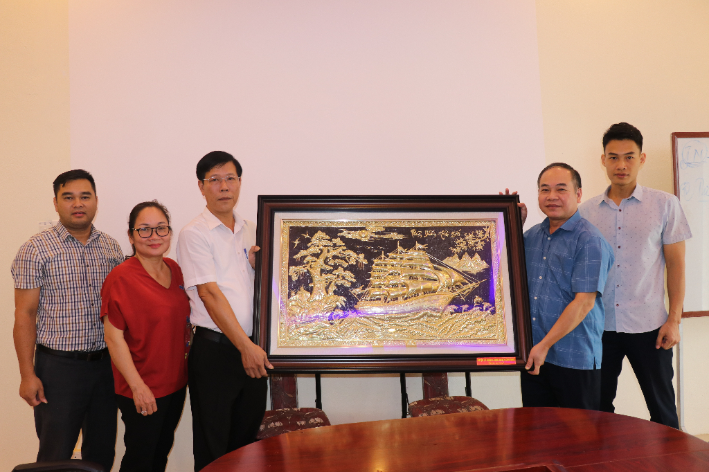 Đồng chí Đỗ Văn Cầm,  Phó Bí thư Thường trực Huyện ủy, Chủ tịch HĐND huyện thăm chúc mừng Công ty Cổ phần May Sơn Động