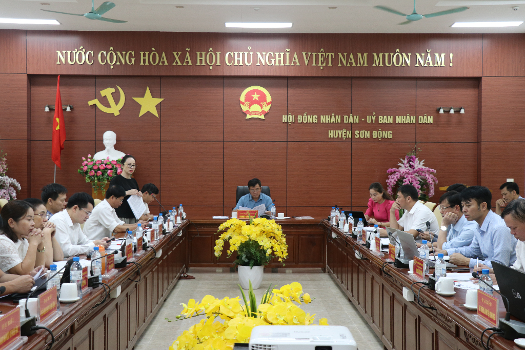 UBND huyện Sơn Động họp phiên Thường kỳ tháng 10