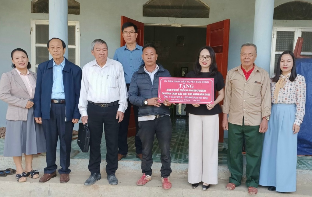 Đồng chí Tống Thị Hương Giang, Phó Chủ tịch UBND huyện tặng quà nạn nhân nhiễm chất độc da cam