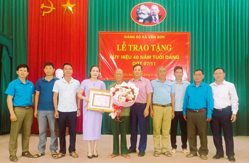 Phó Chủ tịch HĐND huyện Chu Thị Toan trao tặng Huy hiệu 40 năm tuổi đảng cho đồng chí Nguyễn Mạnh Chóng.