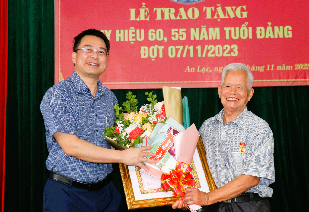 Trao tặng Huy hiệu 60 năm tuổi Đảng cho lão thành cách mạng