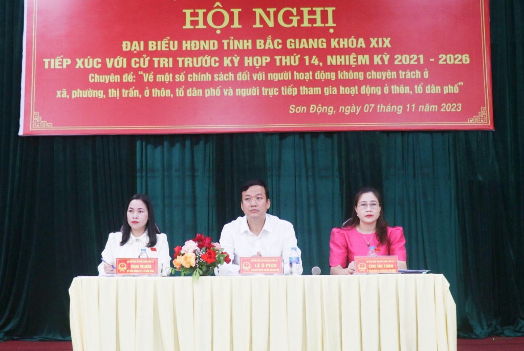 Đồng chí Lê Ô Pích, Phó Chủ tịch UBND tỉnh tiếp xúc cử tri tại huyện Sơn Động