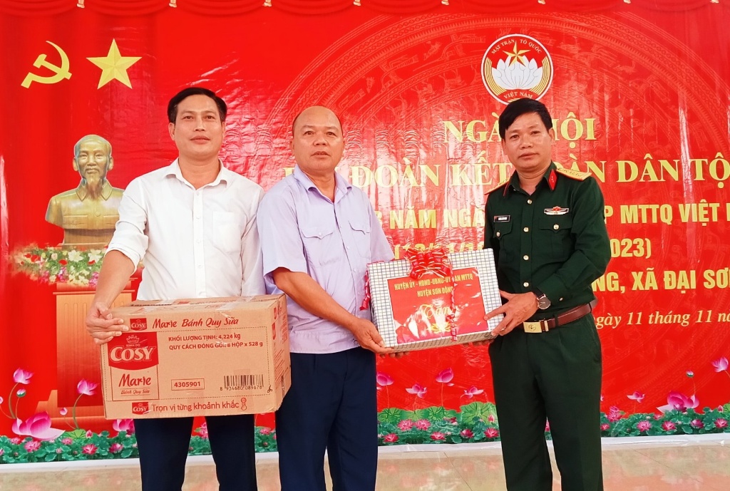 Thượng tá Hoàng Văn Ngân dự Ngày hội Đại đoàn kết toàn dân tộc tại thôn Làng Khang