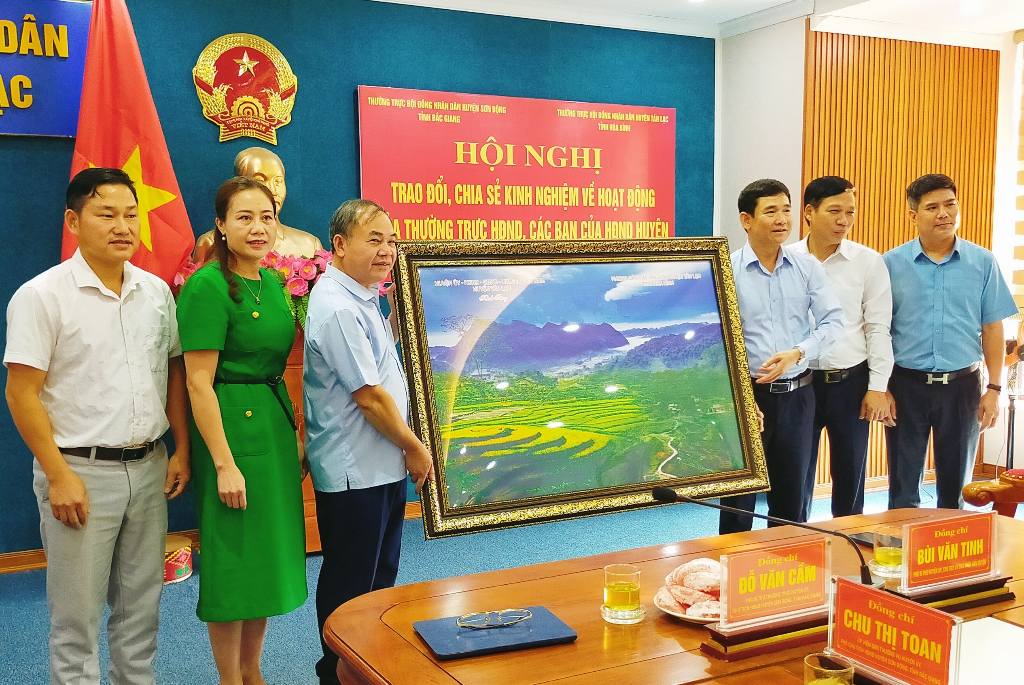 HĐND huyện Sơn Động học tập kinh nghiệm tại huyện Tân Lạc, tỉnh Hoà Bình