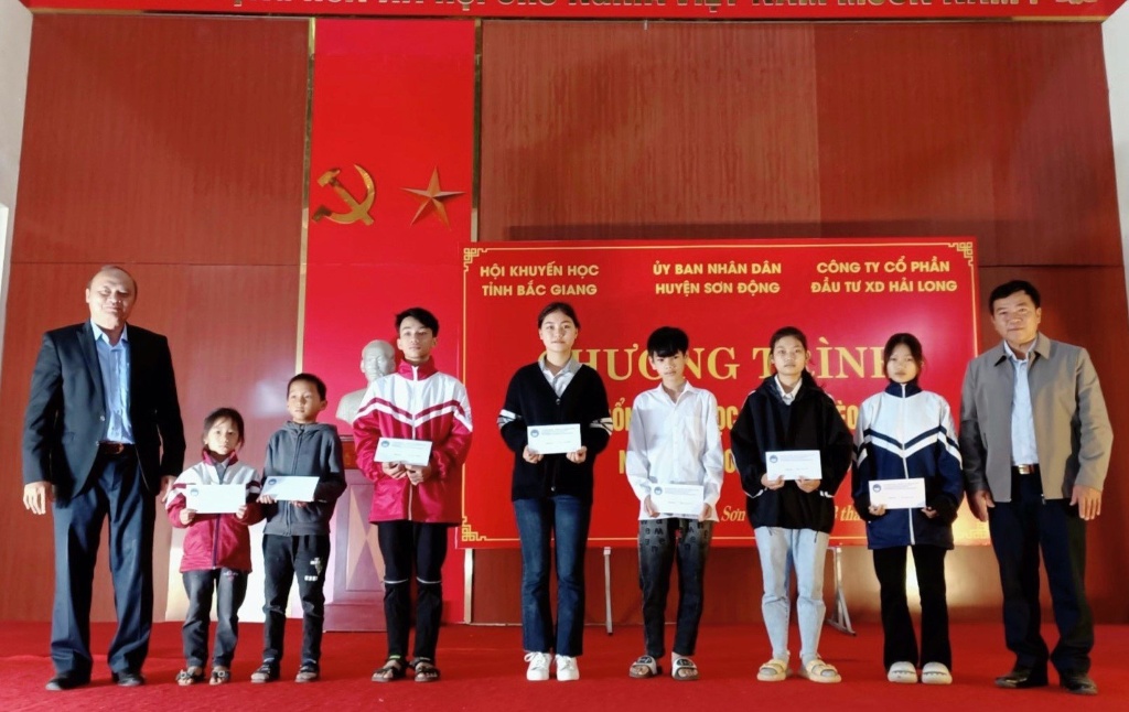 Trao 26 suất học bỏng cho học sinh nghèo huyện Sơn Động