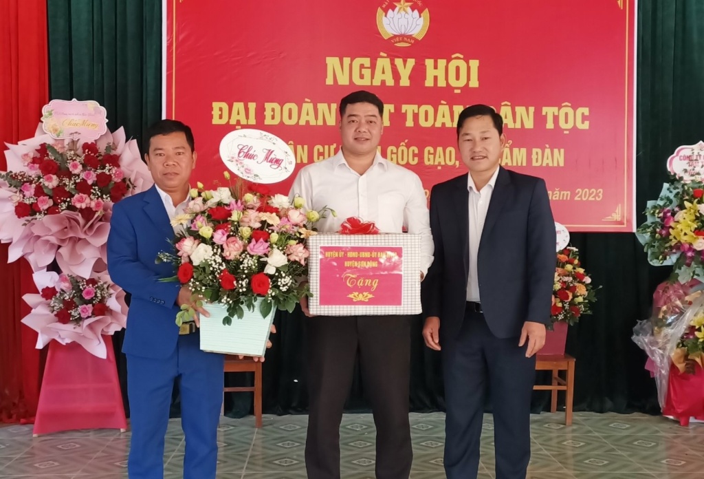 Trưởng Ban Tuyên giáo Huyện uỷ Chiêu Minh Tân dự Ngày hội Đại đoàn kết tại xã Cẩm Đàn