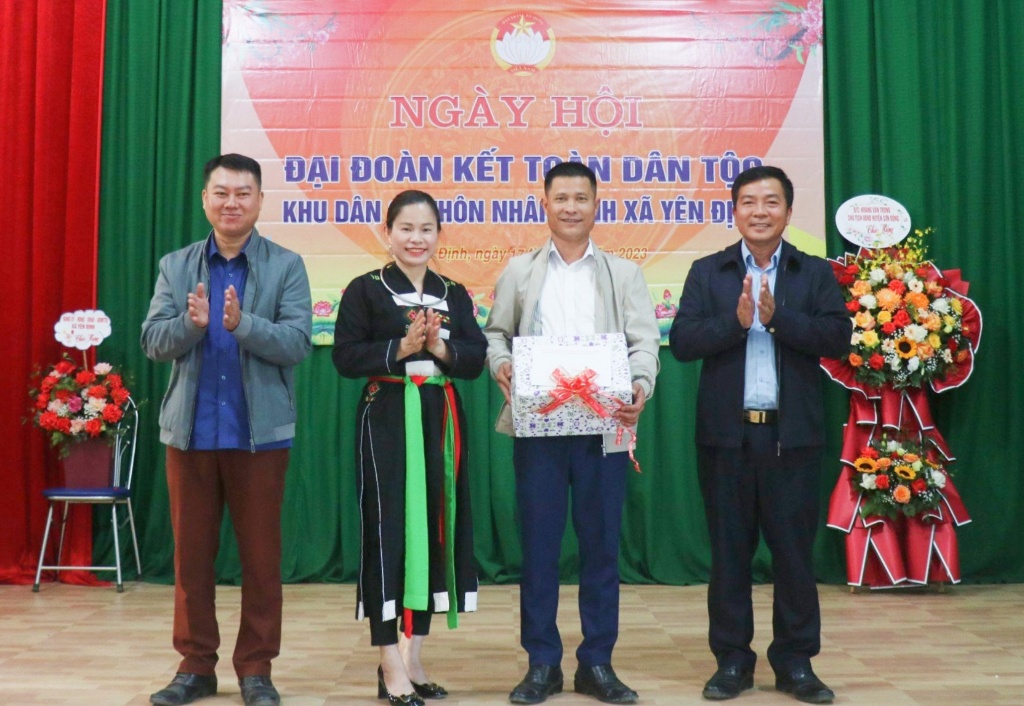 Chủ tịch UBND huyện Hoàng Văn Trọng dự Ngày hội Đại đoàn kết tại xã Yên Định