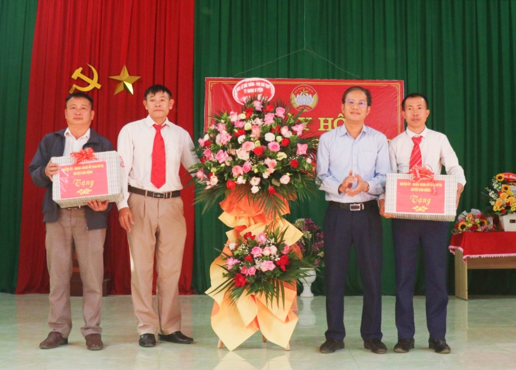 Phó Chủ tịch Thường trực UBND huyện Lê Đức Thắng dự Ngày hội Đại đoàn kết tại xã An Bá