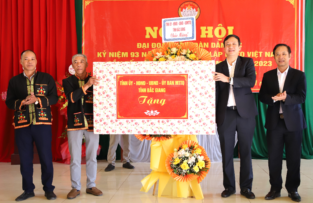 Phó Chủ tịch UBND tỉnh Lê Ô Pích dự Ngày hội Đại đoàn kết tại huyện Sơn Động