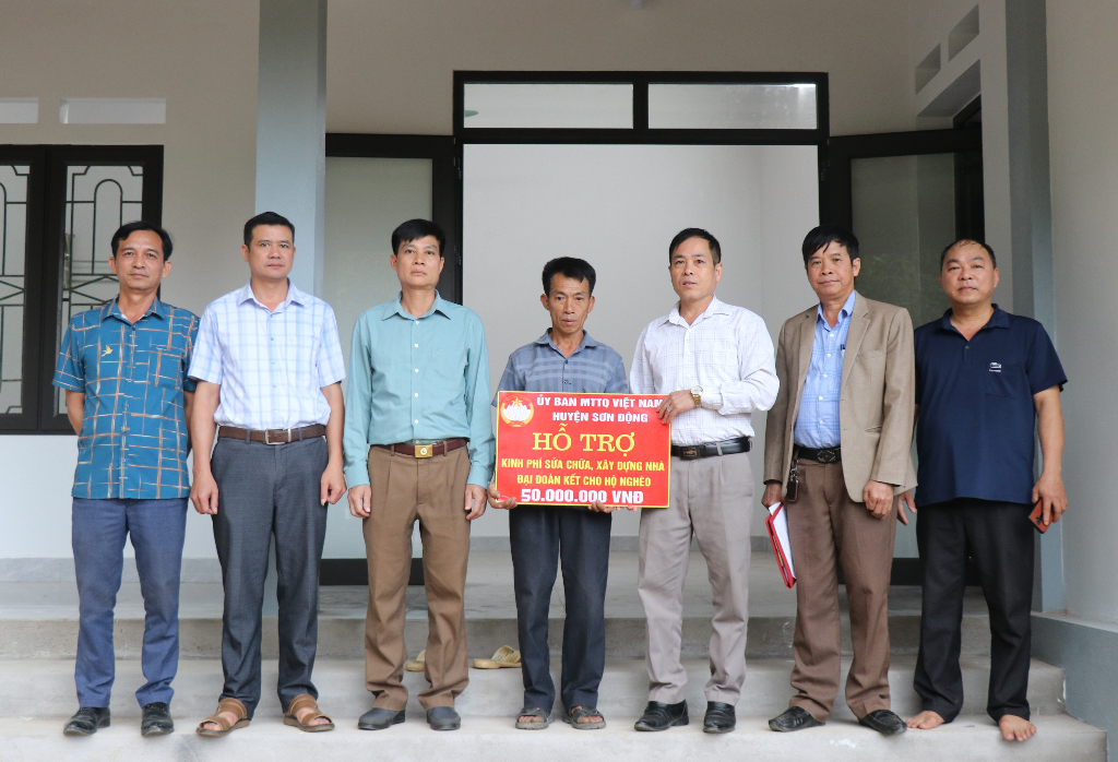 Uỷ ban MTTQ huyện Sơn Động bàn giao nhà ở cho hộ nghèo