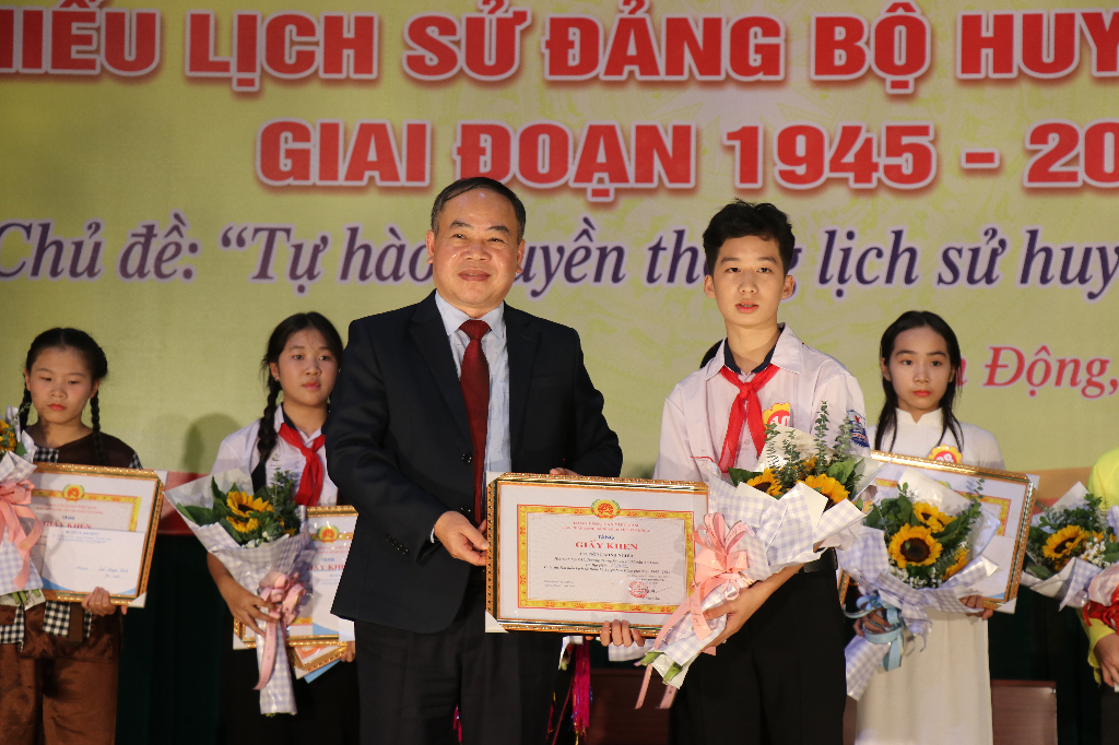 Thí sinh Nông Minh Nghĩa đạt giải Nhất cuộc thi tìm hiểu lịch sử Đảng bộ huyện Sơn Động