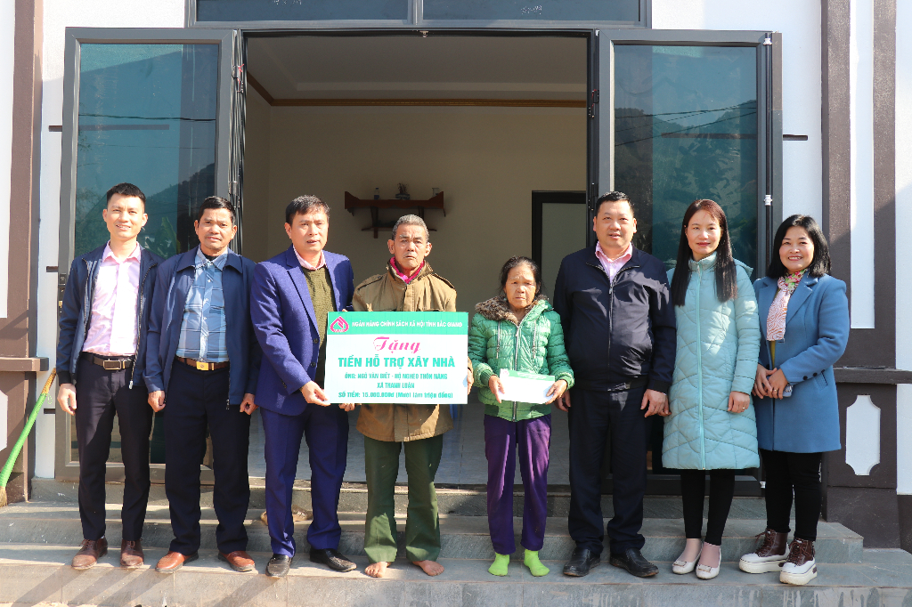 Ngân hàng CSXH tỉnh trao kinh phí xây dựng nhà ở cho hộ nghèo Sơn Động