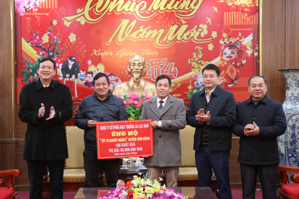 Phó Chủ tịch UBND tỉnh Lê Ô Pích thăm, tặng quà Tết tại huyện Sơn Động