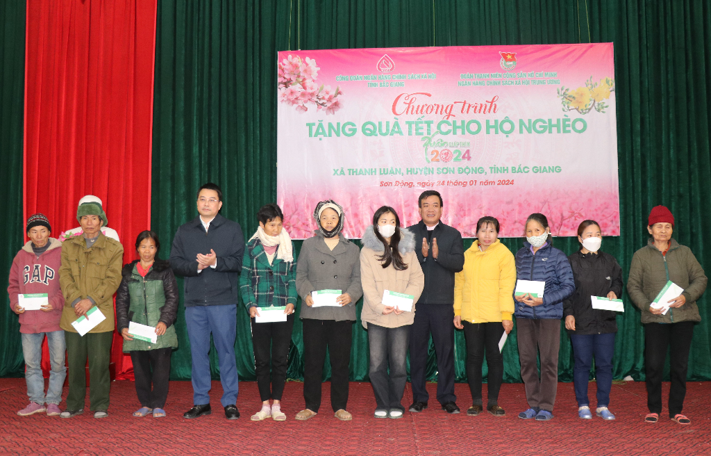 Công đoàn Ngân hàng CSXH chi nhánh tỉnh Bắc Giang phối hợp tặng quà Tết hộ nghèo Sơn Động
