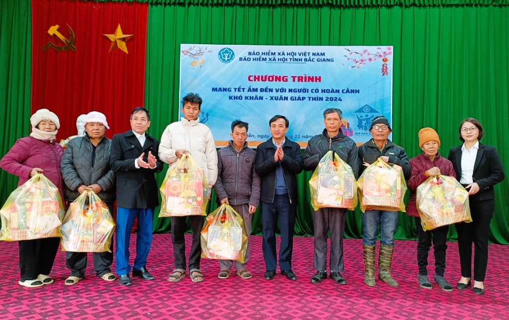 Bảo hiểm xã hội Bắc Giang tặng quà Tết cho người nghèo Sơn Động