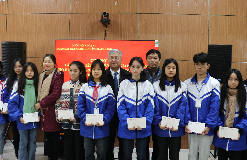 Đại biểu Quốc hội tỉnh Bắc Giang tặng quà Tết hộ nghèo, học sinh dân tộc thiểu số