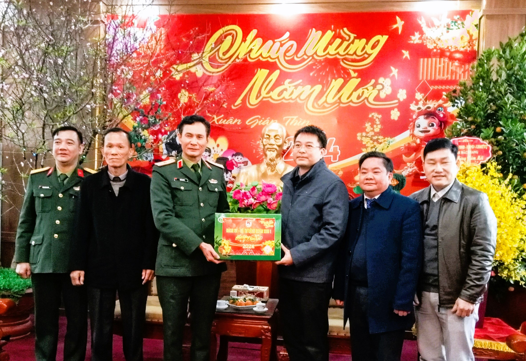 Bộ Tư lệnh Quân khu I thăm, tặng quà, chúc tết huyện Sơn Động