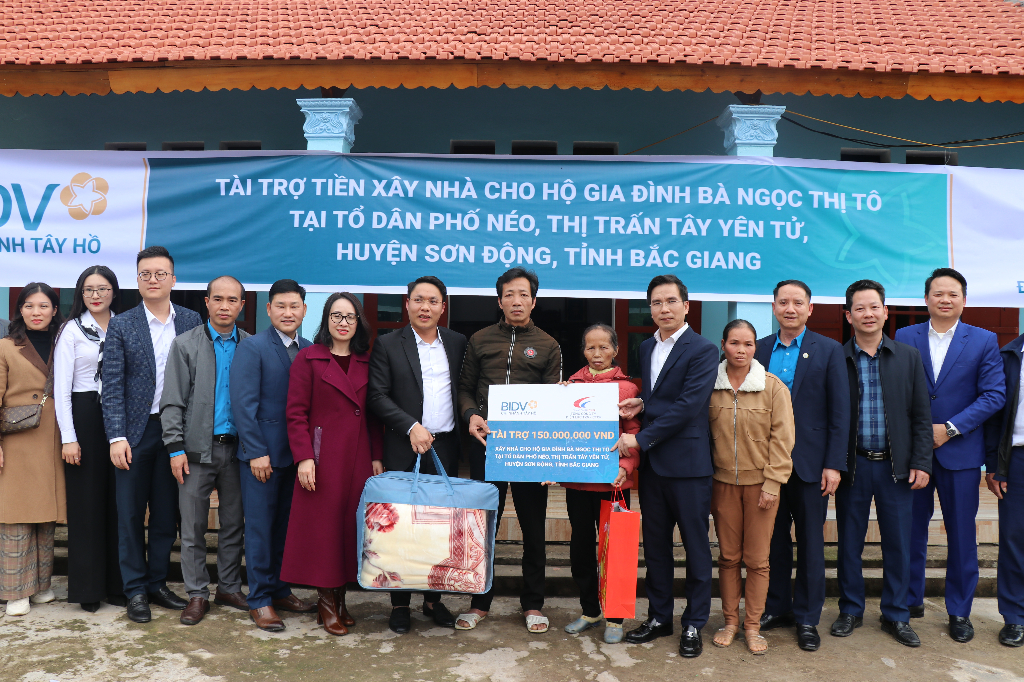 Tổng Công ty Điện lực –TKV trao kinh phí xây dựng nhà ở cho hộ nghèo Sơn Động