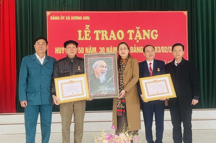 Phó Chủ tịch HĐND huyện Chu Thị Toan trao Huy hiệu Đảng tại xã Dương Hưu