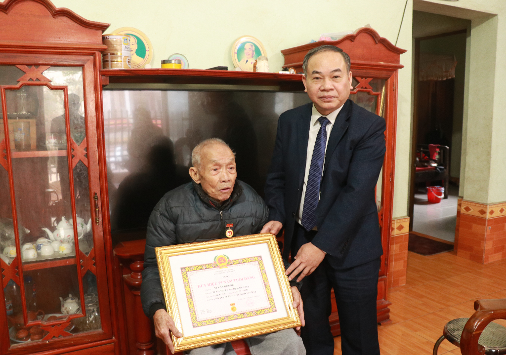 Đồng chí Đỗ Văn Cầm, Phó Bí thư Thường trực Huyện uỷ, Chủ tịch HĐND huyện trao Huy hiệu cho các Đảng viên