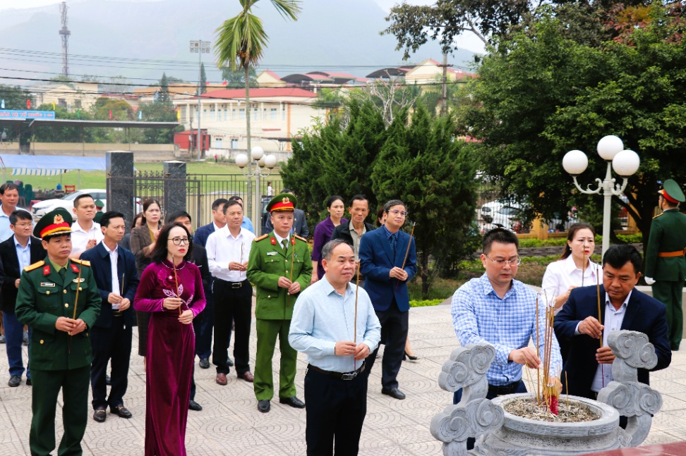 Các đồng chí lãnh đạo huyện Sơn Động dâng hương tưởng niệm các anh hùng liệt sĩ