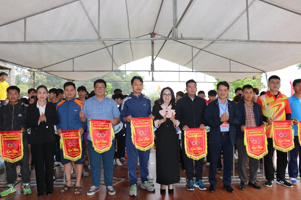 Gần 500 vận động viên tham gia Giải Vô địch đẩy gậy và kéo co Lễ hội Xuân Tây Yên Tử
