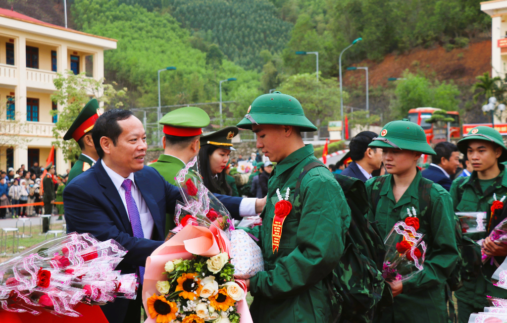 199 tân binh huyện Sơn Động hăng hái lên đường nhập ngũ