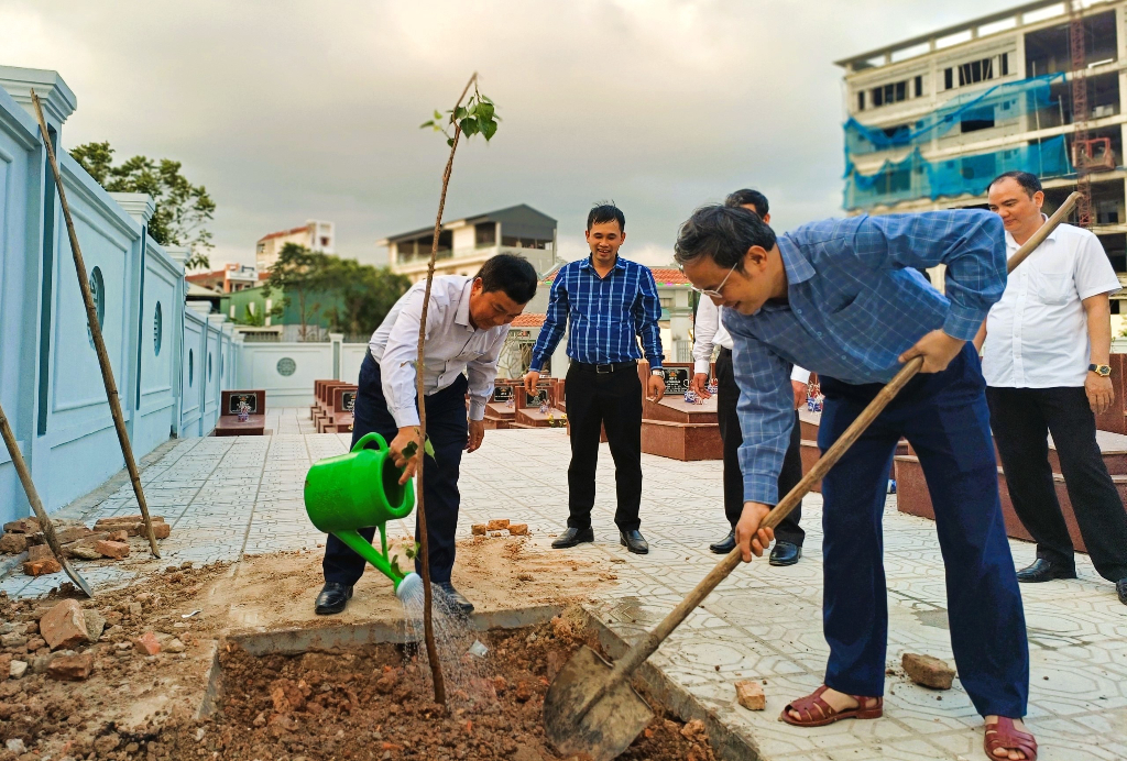 Lãnh đạo huyện Sơn Động trồng cây bồ đề tại Nghĩa trang liệt sĩ An Châu