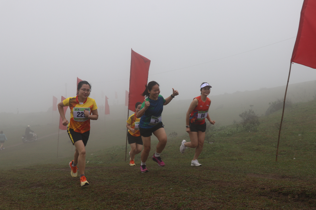 Hơn 700 vận động viên tham gia giải chạy “Chinh phục cao nguyên Đồng Cao”