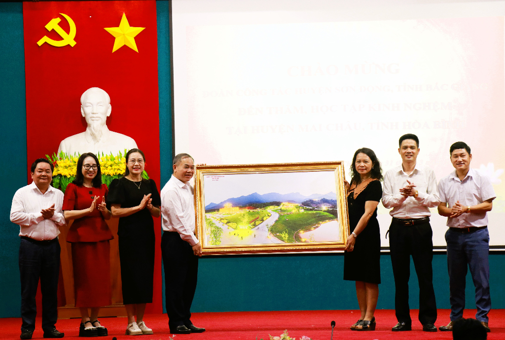 Huyện Sơn Động và Mai Châu (tỉnh Hoà Bình) trao đổi kinh nghiệm phát triển du lịch
