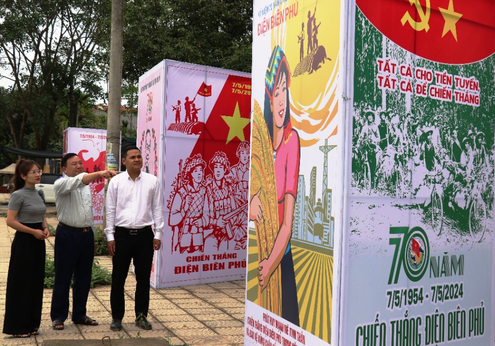 Trưng bày tranh cổ động tuyên truyền Kỷ niệm 70 năm Chiến thắng Điện Biên Phủ