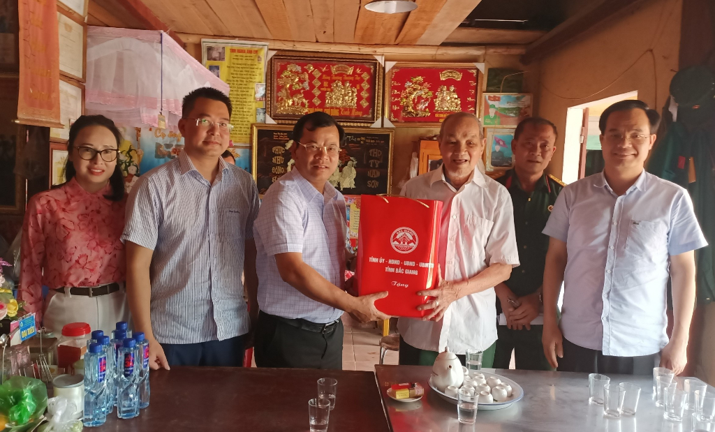 Đồng chí Phan Thế Tuấn tặng quà CCB, cựu TNXP tham gia Chiến dịch Điện Biên Phủ