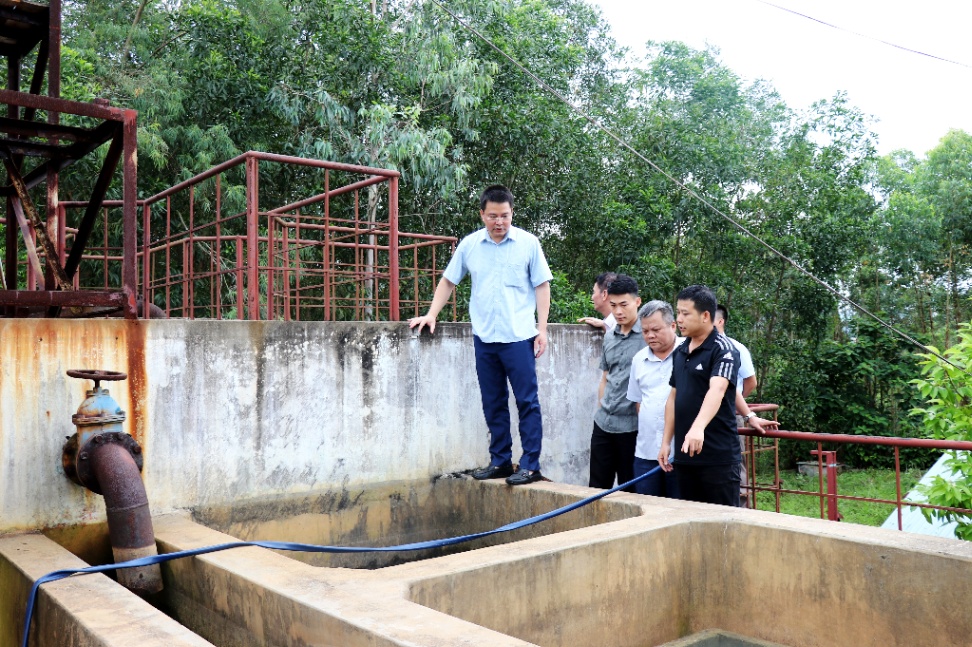 Bí thư Huyện uỷ Ngụy Văn Tuyên đảm bảo trong một tuần phải có 48 giờ để cấp nước sinh hoạt cho...|https://sondong.bacgiang.gov.vn/chi-tiet-tin-tuc/-/asset_publisher/C55IVjY8YjNe/content/bi-thu-huyen-uy-nguy-van-tuyen-am-bao-trong-mot-tuan-phai-co-48-gio-e-cap-nuoc-sinh-hoat-cho-nguoi-dan