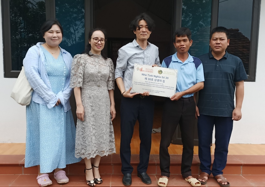 Tổ chức DIVA Hàn Quốc trao 5 nhà tình nghĩa cho hộ nghèo huyện Sơn Động