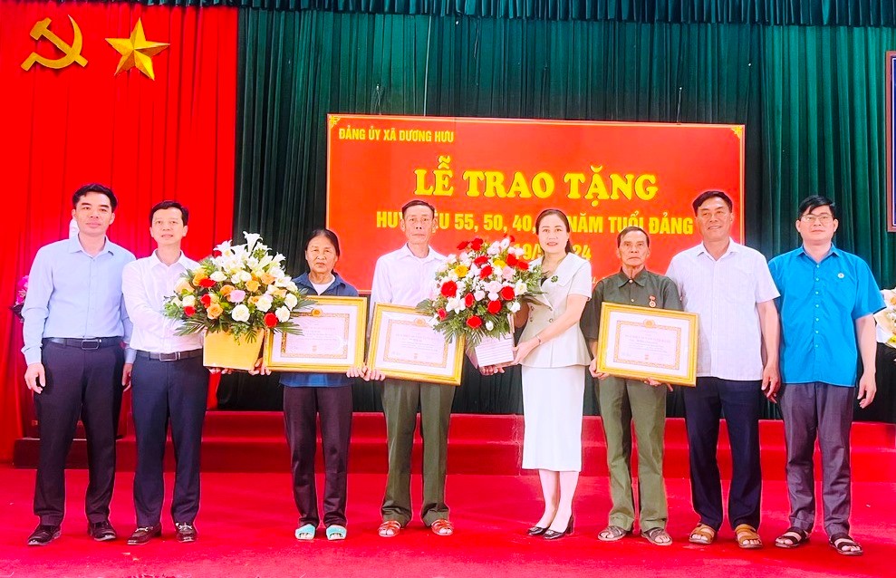 Phó Chủ tịch HĐND huyện Chu Thị Toan trao Huy hiệu Đảng tại xã Dương Hưu