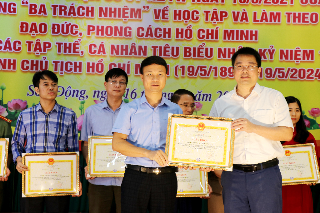 Huyện uỷ Sơn Động: Sơ kết 3 năm thực hiện Kết luận số 01 của Bộ Chính trị và cuộc vận động “Ba...|https://sondong.bacgiang.gov.vn/en_US/chi-tiet-tin-tuc/-/asset_publisher/C55IVjY8YjNe/content/huyen-uy-son-ong-so-ket-3-nam-thuc-hien-ket-luan-so-01-cua-bo-chinh-tri-va-cuoc-van-ong-ba-trach-nhiem-