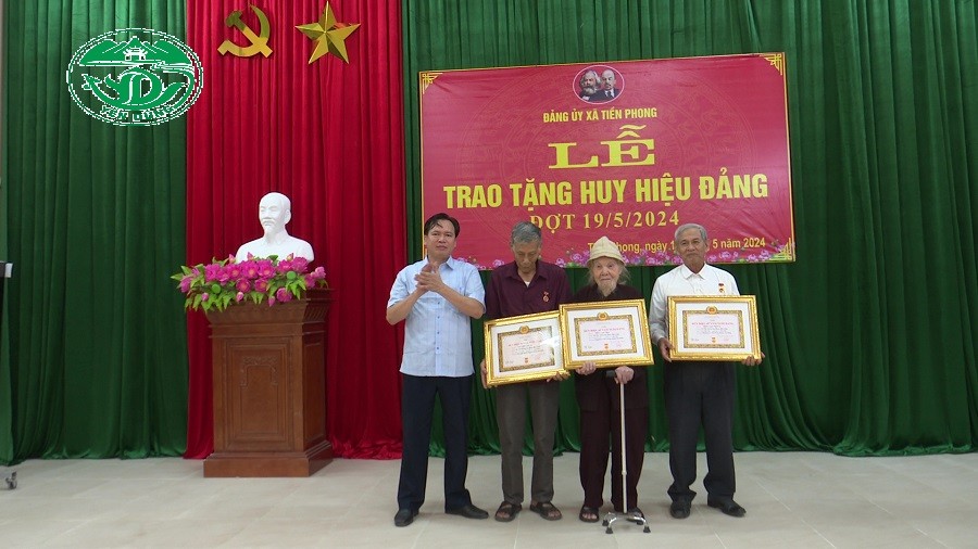 Đảng ủy xã Tiền Phong tổ chức Lễ  trao huy hiệu đảng cho 8 đảng viên|