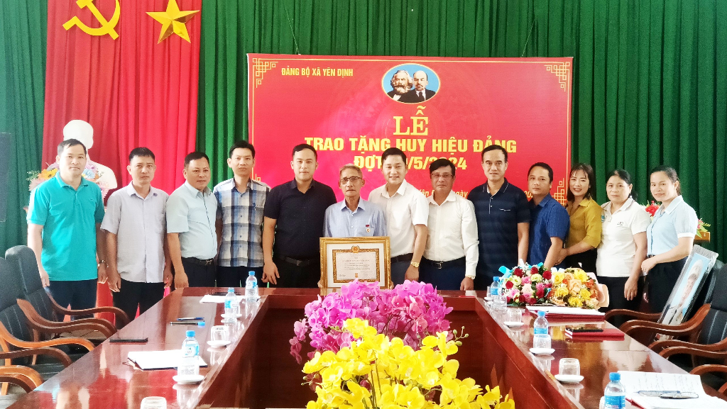 Trưởng Ban Tuyên giáo Huyện ủy trao Huy hiệu Đảng tại xã Yên Định, Cẩm Đàn, Giáo Liêm