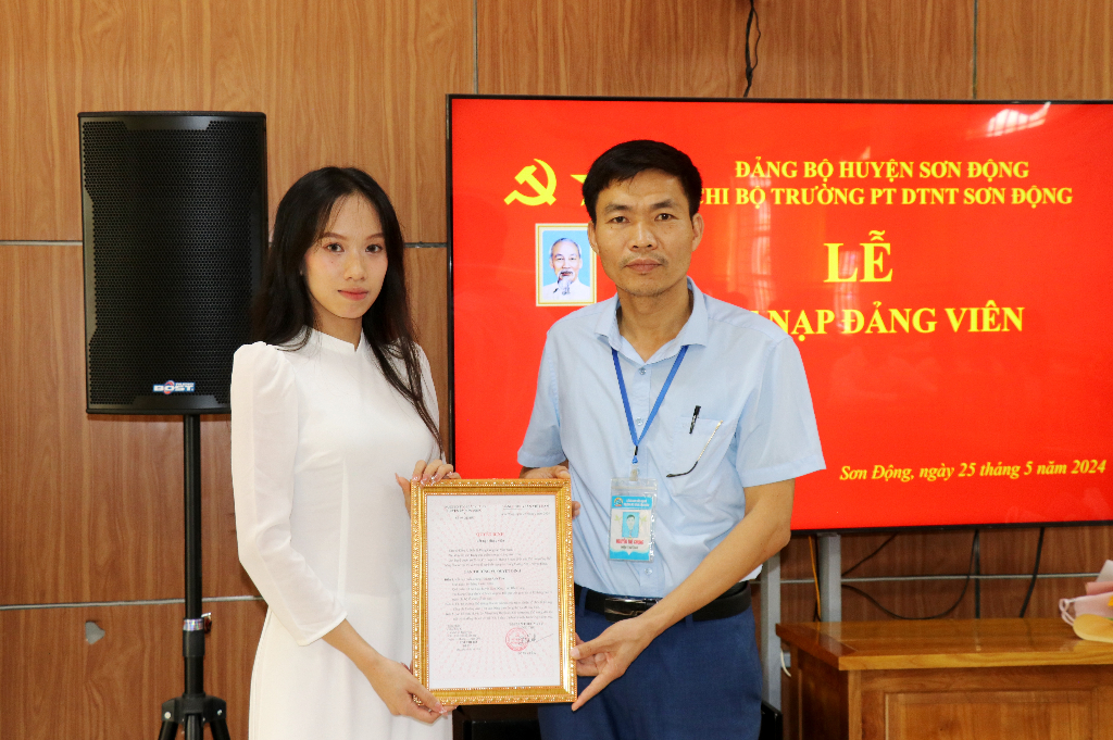 Sơn Động: 5 học sinh Trường THPT xuất sắc được kết nạp vào Đảng|https://sondong.bacgiang.gov.vn/chi-tiet-tin-tuc/-/asset_publisher/C55IVjY8YjNe/content/son-ong-5-hoc-sinh-thpt-xuat-sac-uoc-ket-nap-vao-ang