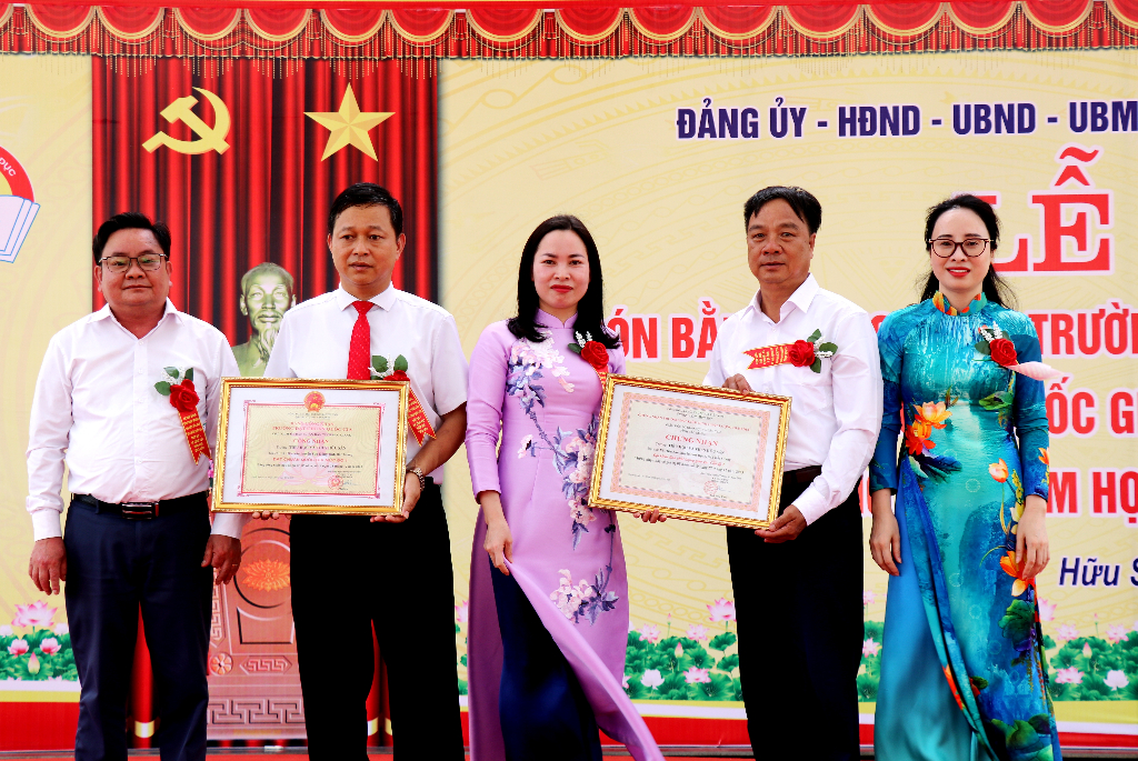 Trường Tiểu học và THCS Hữu Sản đón bằng công nhận đạt chuẩn Quốc gia mức độ 1|https://sondong.bacgiang.gov.vn/chi-tiet-tin-tuc/-/asset_publisher/C55IVjY8YjNe/content/truong-tieu-hoc-va-thcs-huu-san-on-bang-cong-nhan-at-chuan-quoc-gia-muc-o-1