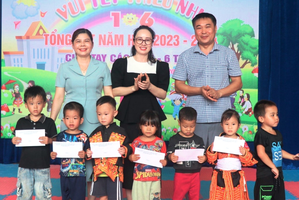 Các đồng chí lãnh đạo huyện Sơn Động tặng quà Tết Thiếu nhi 1/6|https://sondong.bacgiang.gov.vn/chi-tiet-tin-tuc/-/asset_publisher/C55IVjY8YjNe/content/cac-ong-chi-lanh-ao-huyen-son-ong-tang-qua-tet-thieu-nhi-1-6