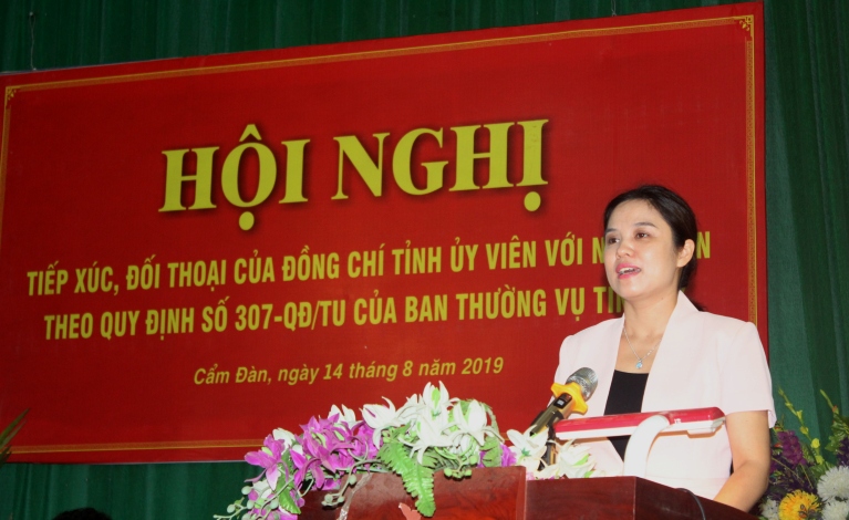 Các đồng chí lãnh đạo Ban Dân vận Tỉnh ủy và huyện Sơn Động tiếp xúc, đối thoại với nhân dân