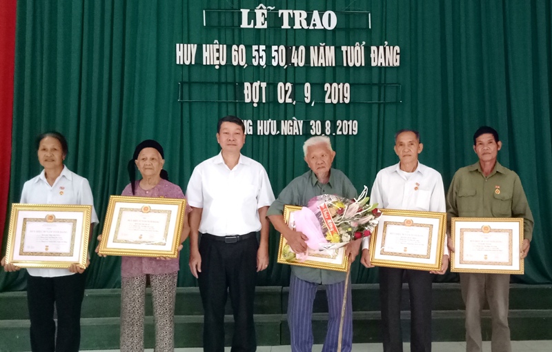 Đồng chí Hoàng Duy San trao Huy hiệu Đảng cho các đảng viên xã Dương Hưu