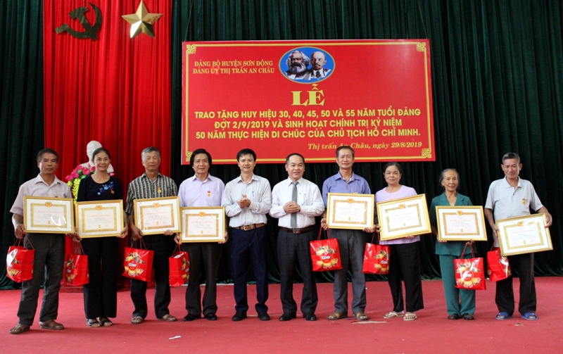 Đảng bộ Sơn Động có 45 đảng viên tiêu biểu được nhận Huy hiệu Đảng đợt 2-9